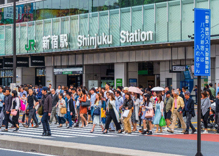 Immagine di una folla alla stazione di Shinjuku, importante snodo JR in Giappone