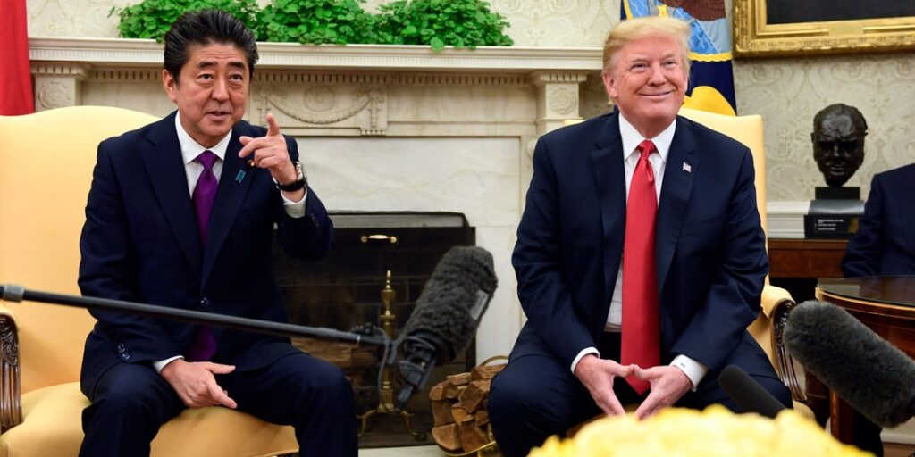 foto del primo ministro shinzo abe insieme a donald trump