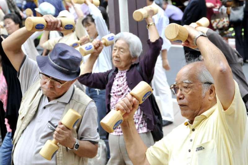 anziani fanno ginnastica per conservare longevità giapponese
